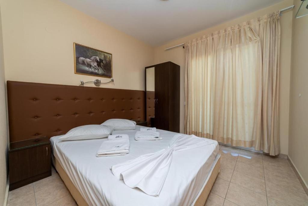 Side By Side Apartamento Nea Iraklitsa Exterior foto